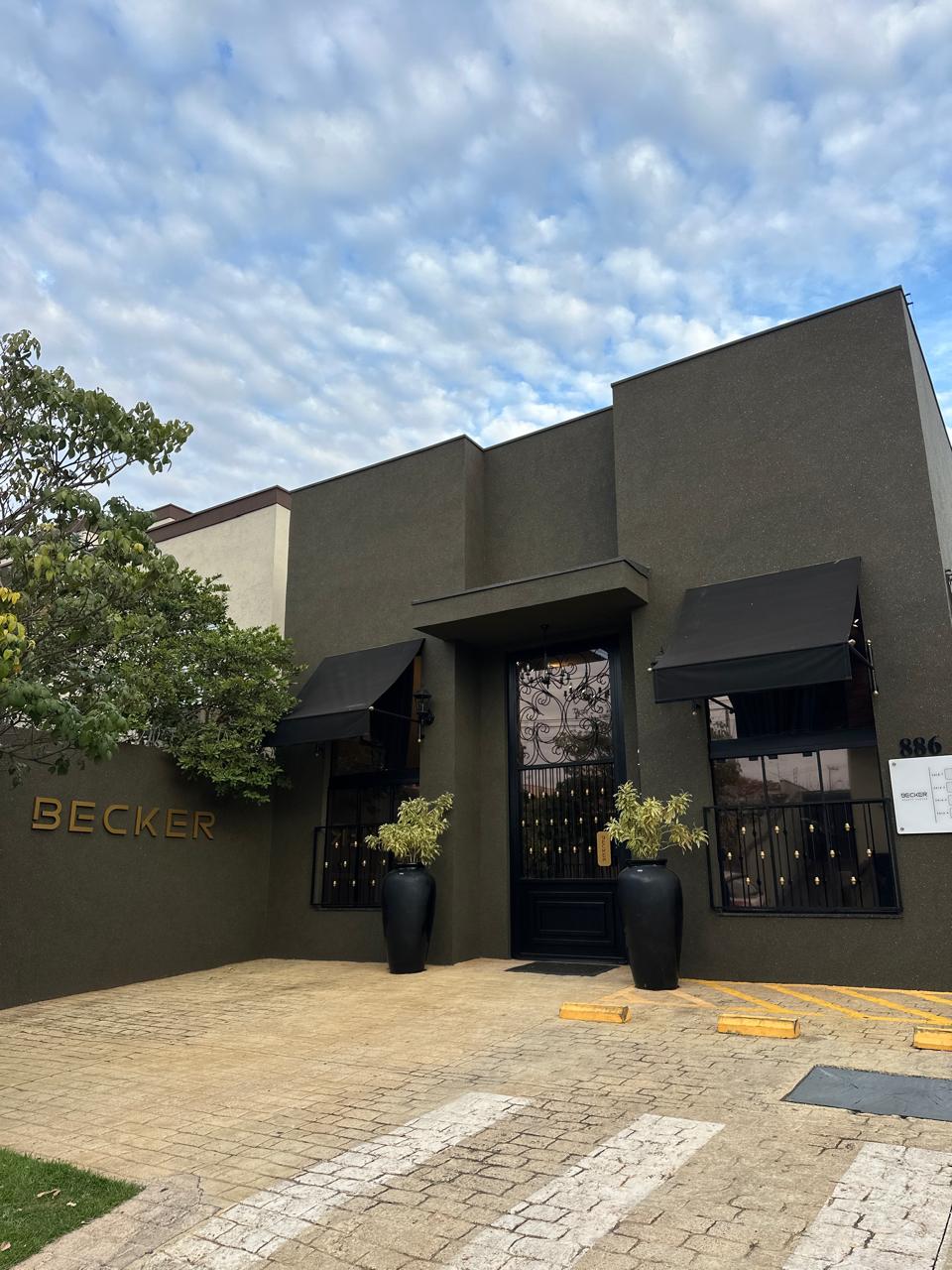 Fachada e entrada do Salão Becker