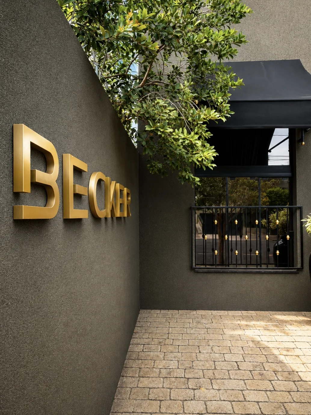 Entrada do Salão Becker com logotipo dourado